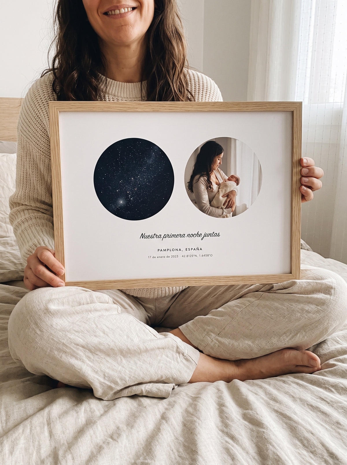 Cuadro El día que fuiste mamá con el cielo personalizado (Nuestra primera noche juntas · PAMPLONA, ESPAÑA) sostenido entre las manos, con marco de madera