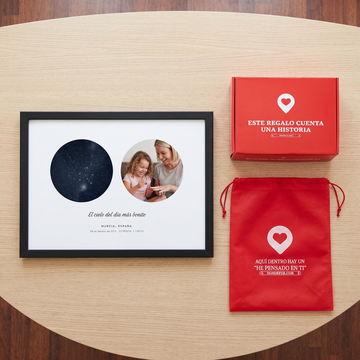 Cuadro El día que fuiste mamá con el cielo personalizado (O céu de día mais bonito · MURCIA, ESPAÑA) junto a la caja roja y la bolsa de tela roja en que se envía
