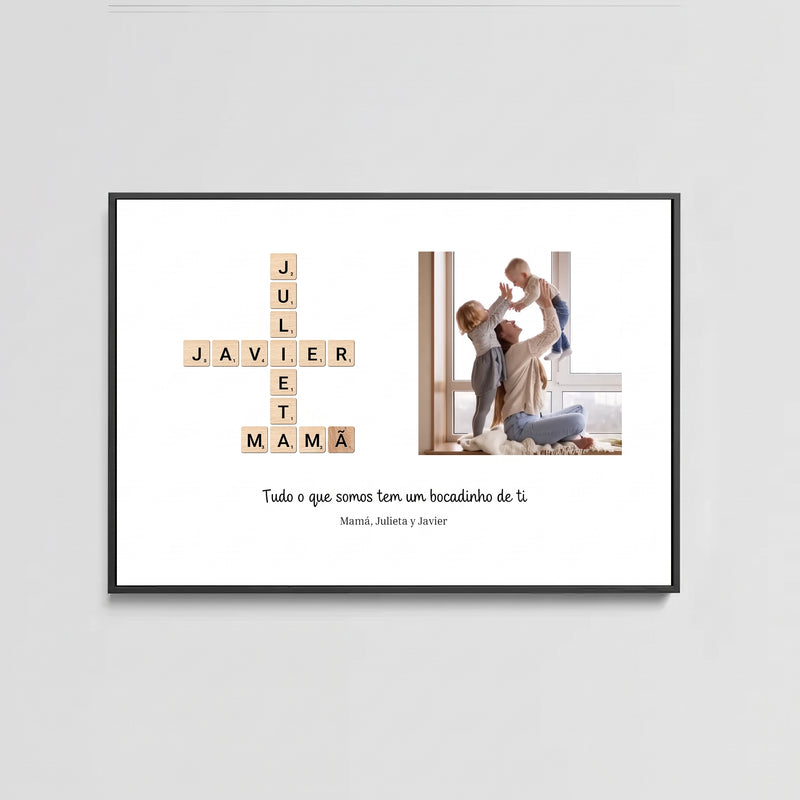 Quadro personalizado con los nombres de la familia en fichas de Scrabble junto a una foto, con marco negro