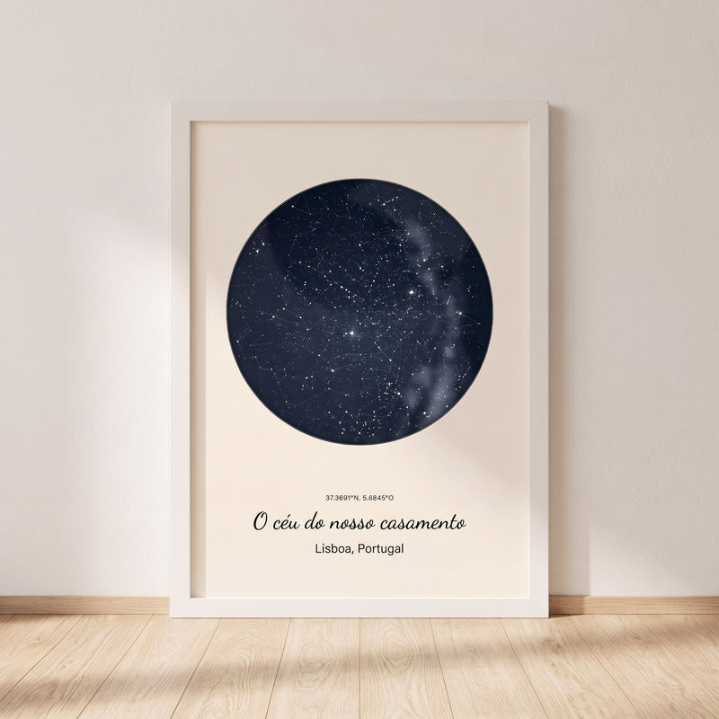 Cuadro mapa estelar personalizado de boda con el cielo de la noche de la boda, colgado en una pared clara