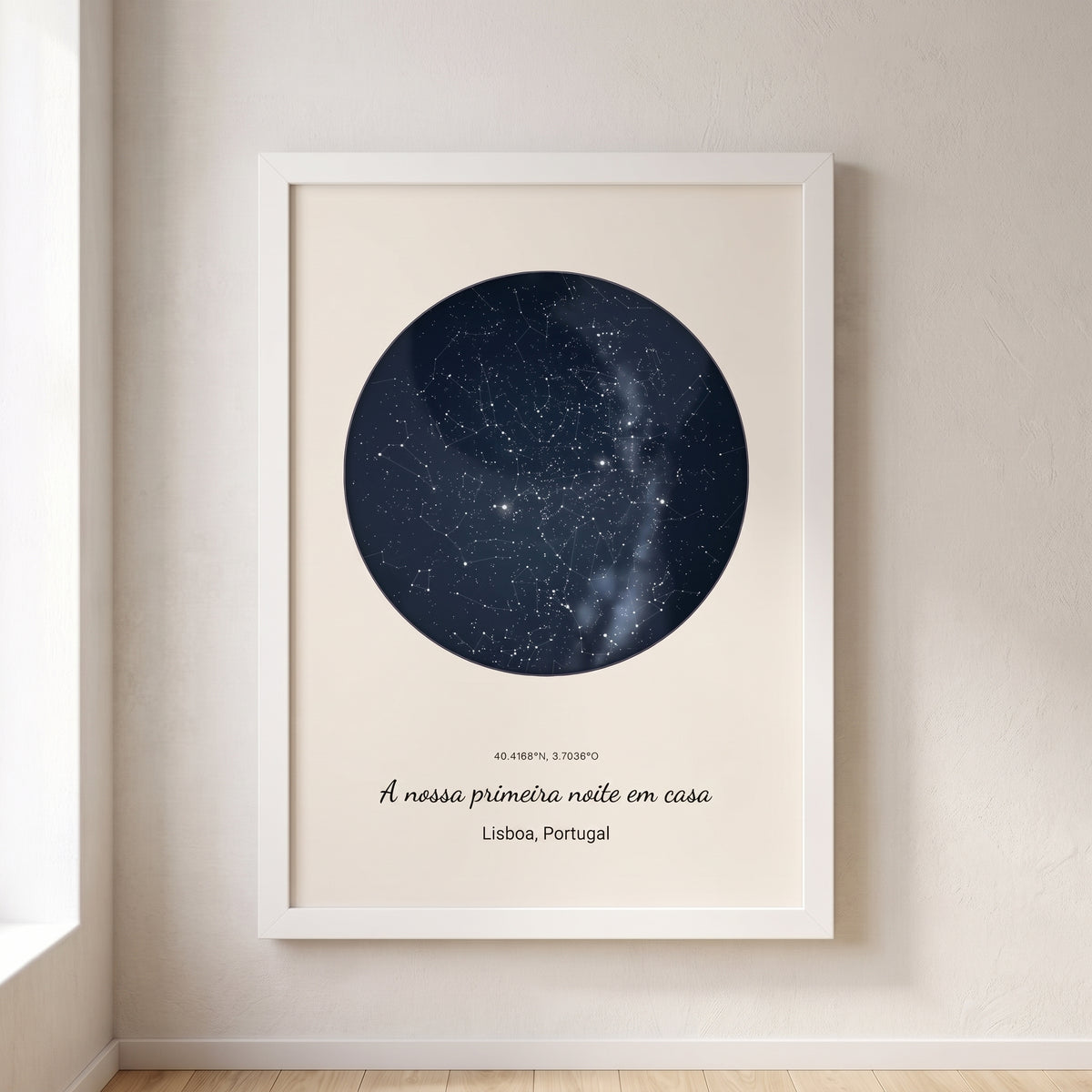 Cuadro mapa estelar personalizado de casa nueva con el cielo de la primera noche en la casa, colgado en una pared clara