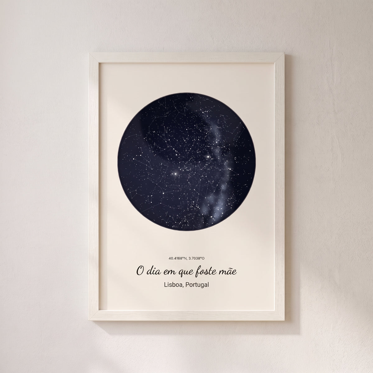 Cuadro mapa estelar personalizado Día de la Madre con el cielo del día en que fue madre, colgado en una pared clara