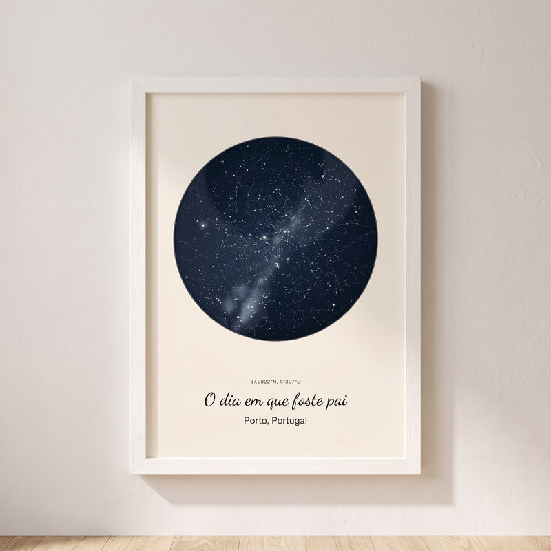 Cuadro mapa estelar personalizado del Dia do Pai con el cielo del día en que fue padre, colgado en una pared clara