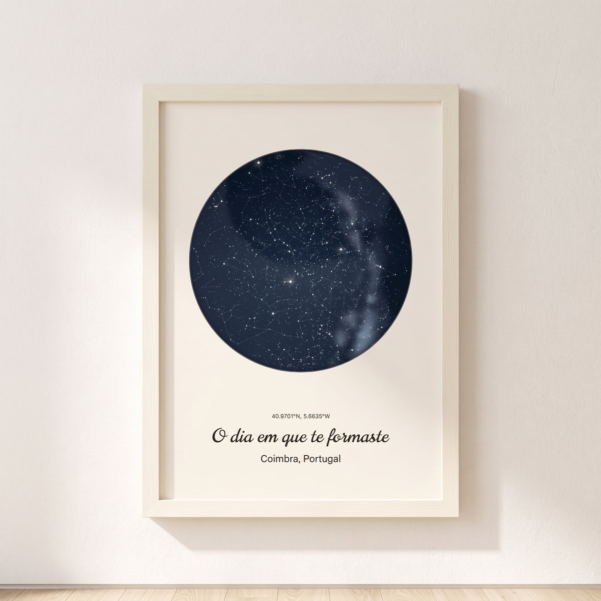 Cuadro mapa estelar personalizado de graduación con el cielo del día de la ceremonia, colgado en una pared clara