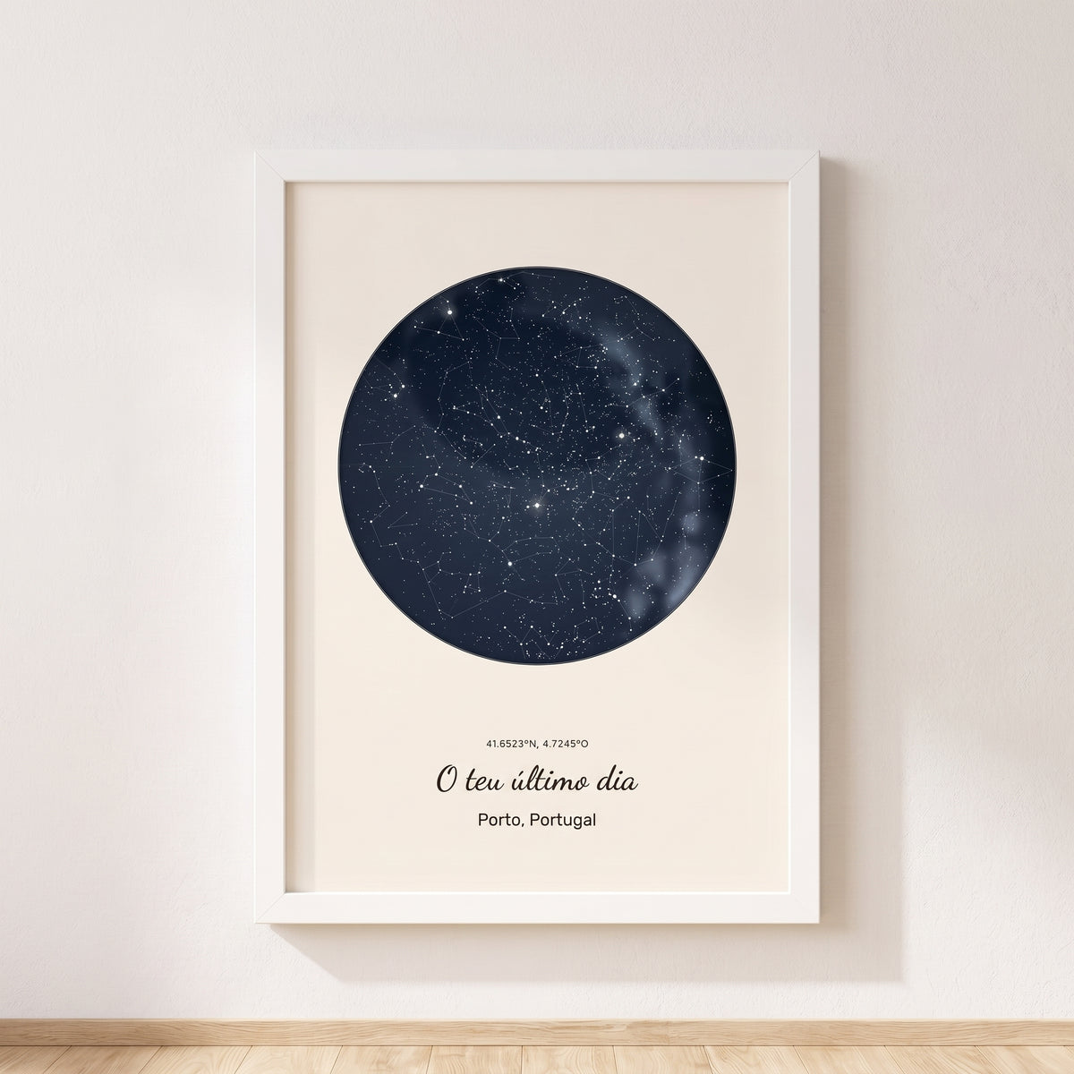 Cuadro mapa estelar personalizado de jubilación con el cielo de su último día de trabajo, colgado en una pared clara
