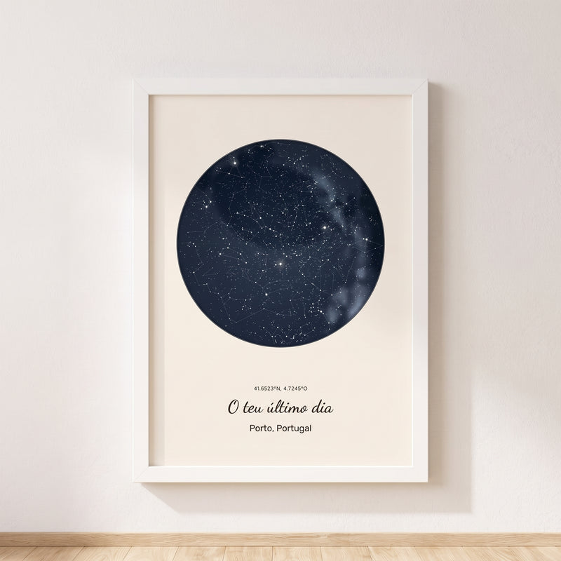 Cuadro mapa estelar personalizado de jubilación con el cielo de su último día de trabajo, colgado en una pared clara