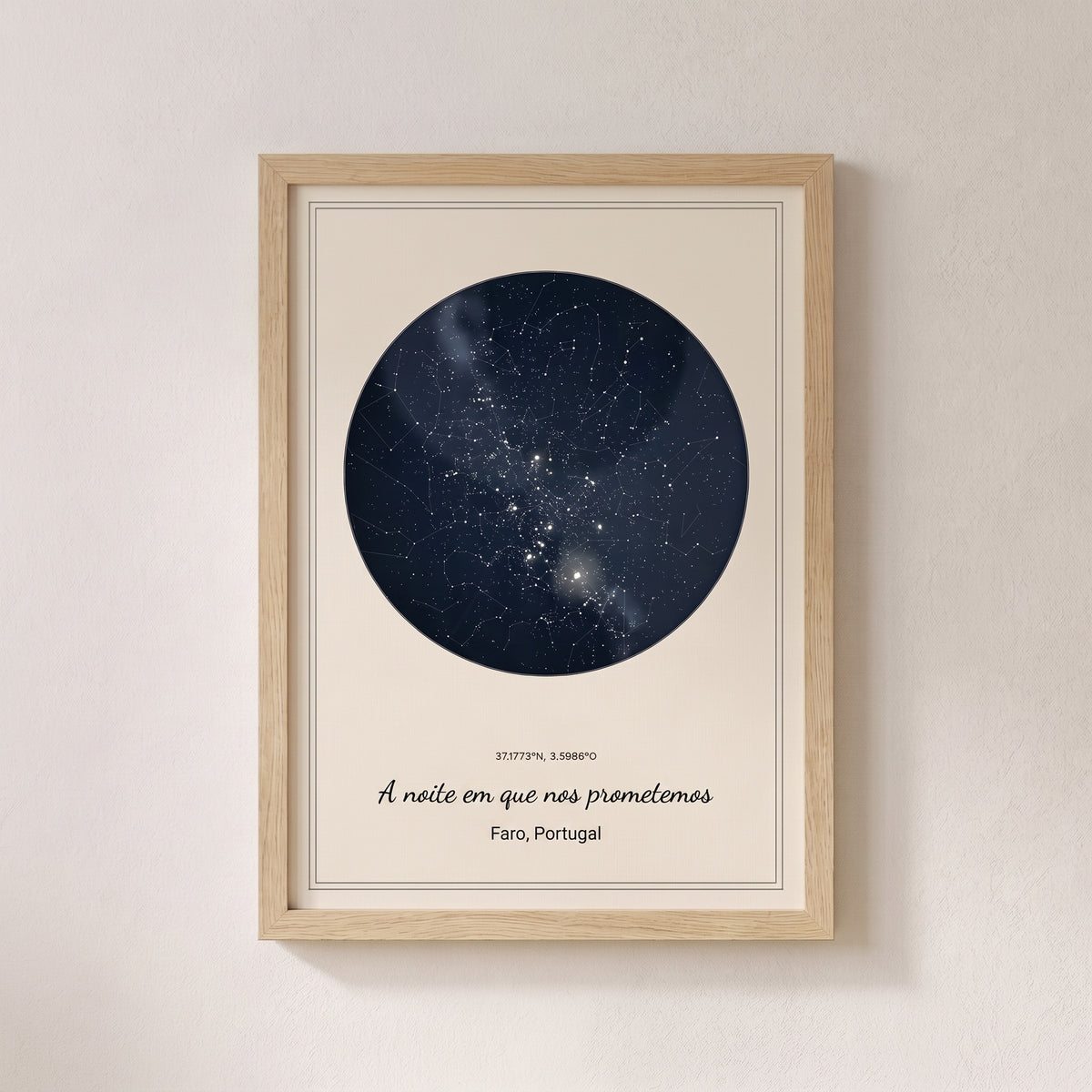 Cuadro mapa estelar personalizado de pedida de mano con el cielo de la noche de la pedida, colgado en una pared clara