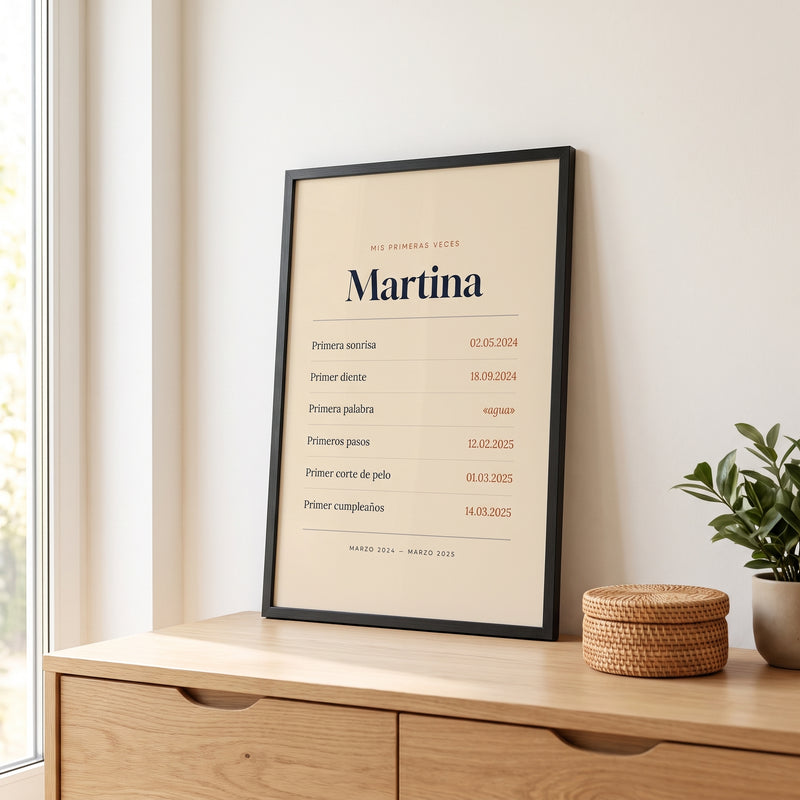 Cuadro «Mis primeras veces» personalizado con el nombre Martina, marco negro, en un dormitorio infantil