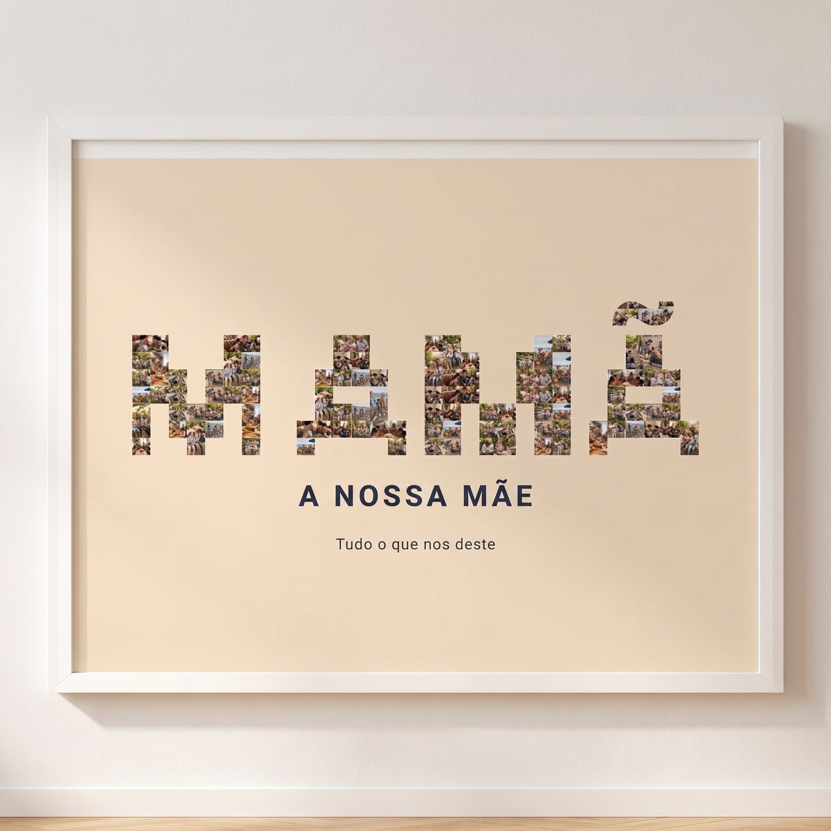 Cuadro nombre con fotos personalizado Día de la Madre con la palabra MAMÁ rellena de fotografías, colgado en una pared clara