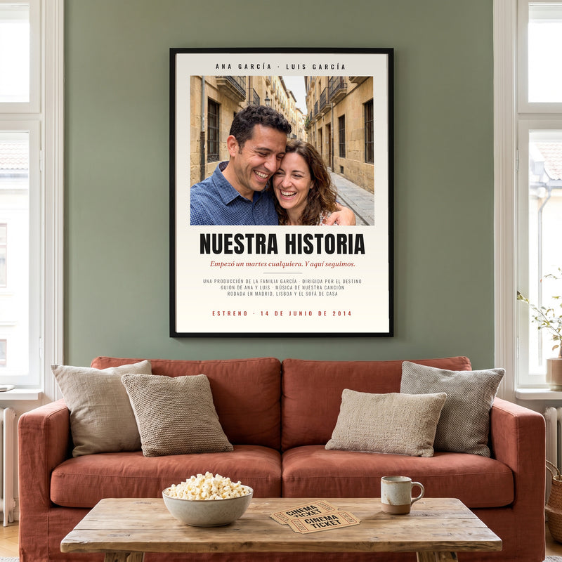 Cuadro cartel de cine personalizado en marco negro sobre una pared verde salvia