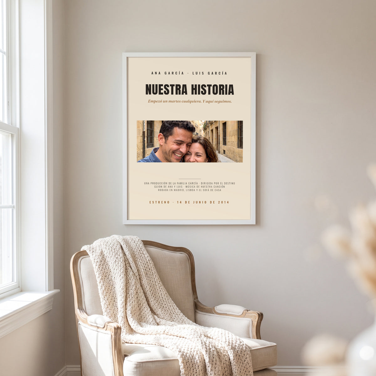 Cuadro «Nuestra película» personalizado, cartel de cine con la foto de la pareja, en tres fotogramas, con marco blanco sobre un sillón