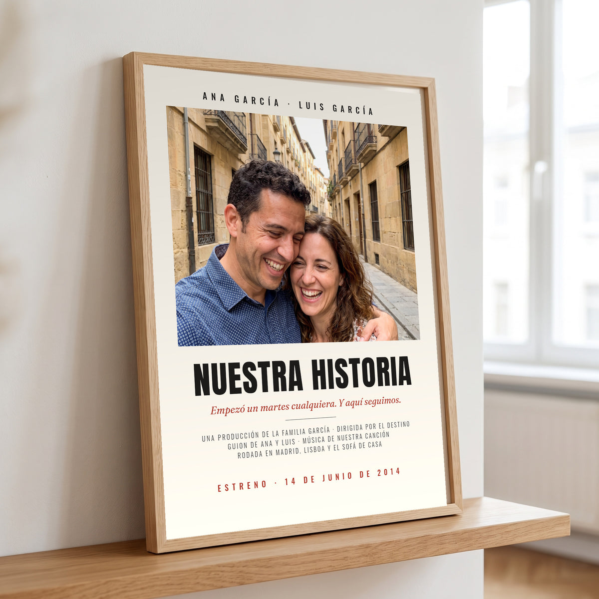 Cuadro «Nuestra película» personalizado, cartel de cine con la foto de la pareja, detalle del papel mate y la letra de los créditos