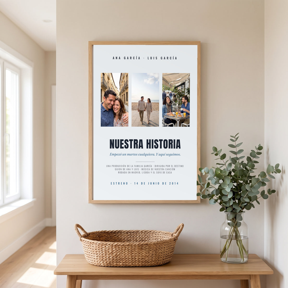 Cuadro «Nuestra película» personalizado, cartel de cine con la foto de la pareja, con marco de madera en el recibidor