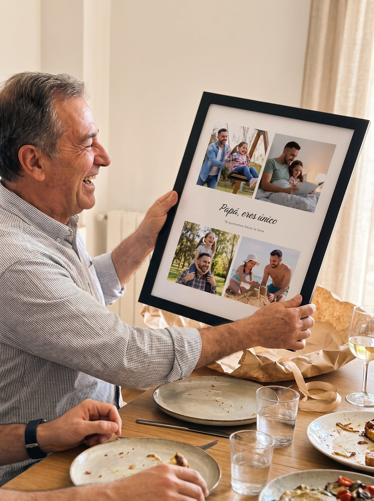 Cuadro El mejor papá con 4 fotos personalizado (Papá, eres único · Te queremos hasta la luna) al abrirlo como regalo, con marco negro