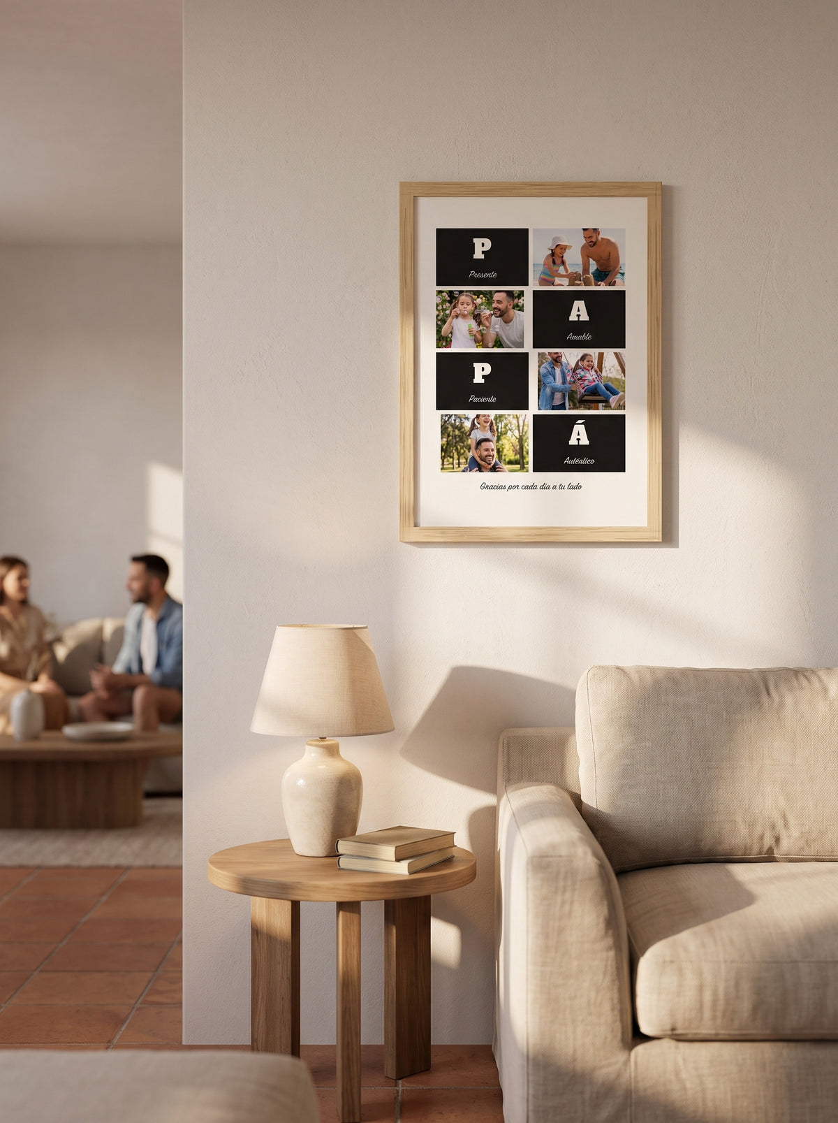 Cuadro Papá con adjetivos y fotos personalizado (Presente · Amable · Paciente · Auténtico · Gracias por cada día a tu lado) colgado en un salón, con marco de madera