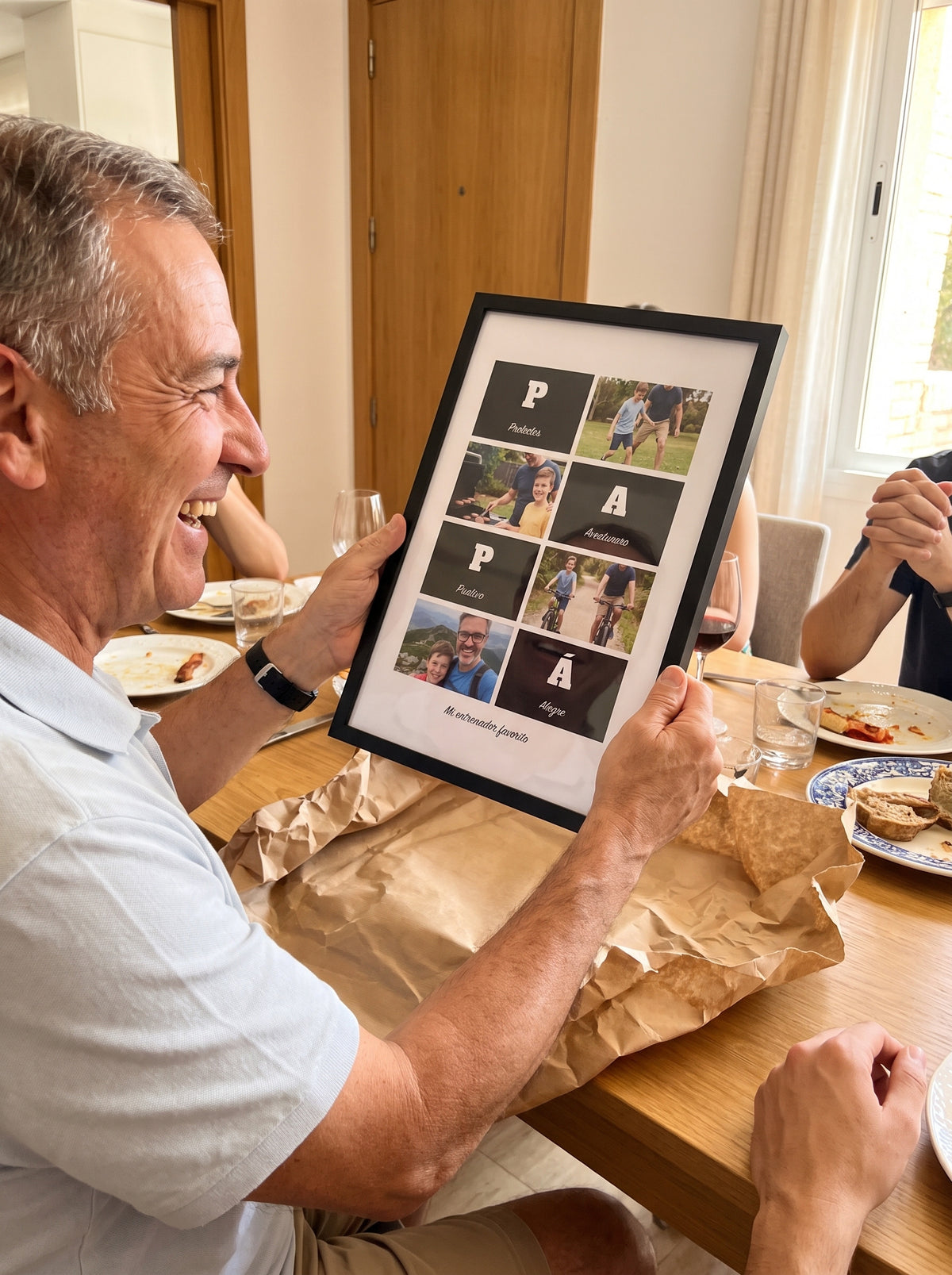 Cuadro Papá con adjetivos y fotos personalizado (Protector · Aventurero · Positivo · Alegre · Mi entrenador favorito) al abrirlo como regalo, con marco negro