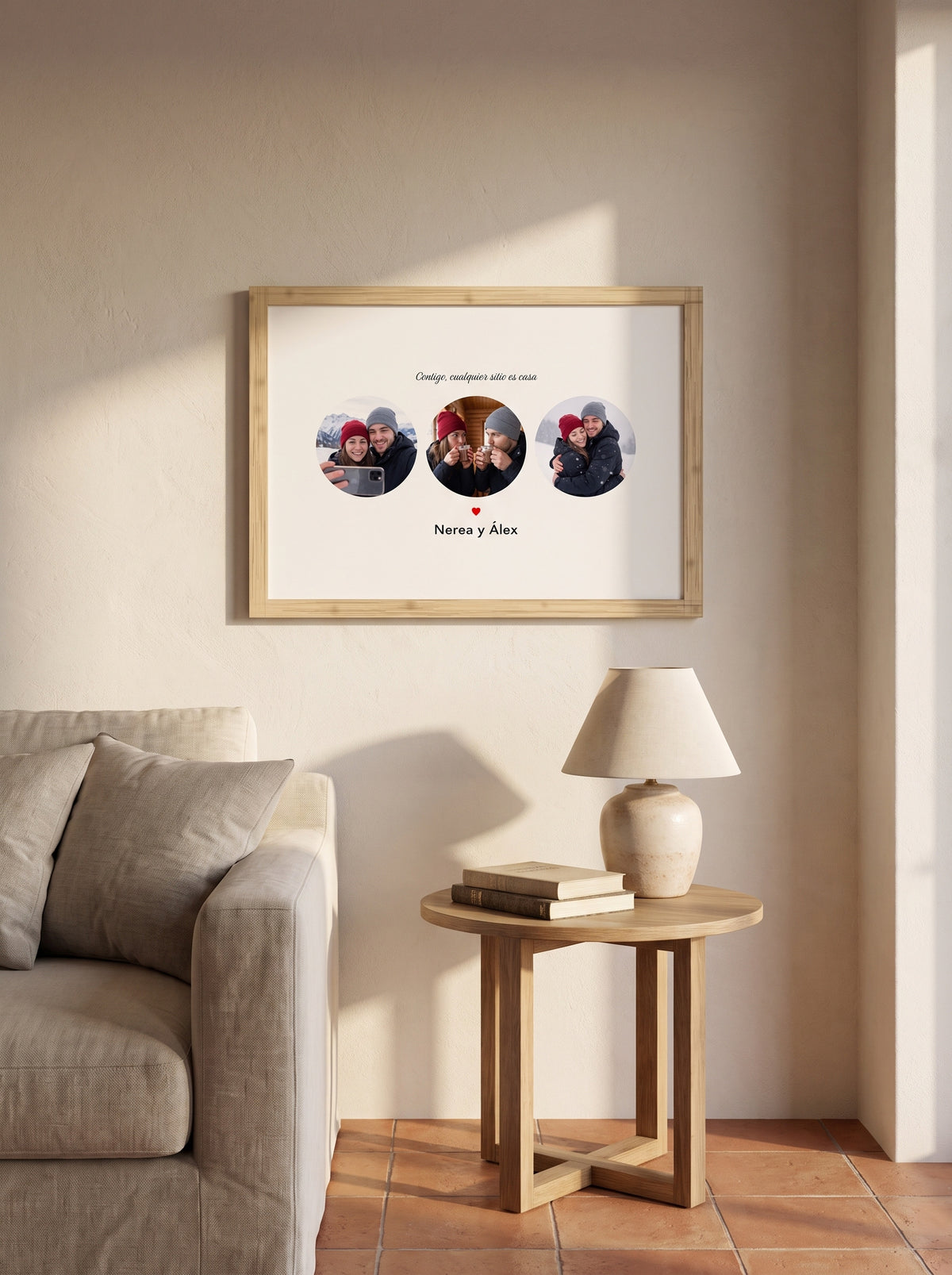 Cuadro pareja 3 fotos personalizado (Contigo, cualquier sitio es casa · Nerea y Álex) colgado en un salón, con marco de madera