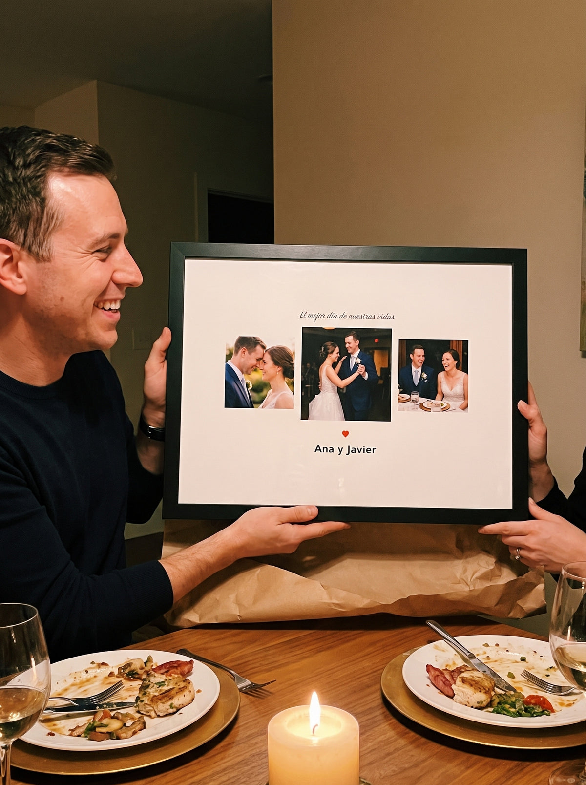 Cuadro pareja 3 fotos personalizado (El mejor día de nuestras vidas · Ana y Javier) al abrirlo como regalo, con marco negro
