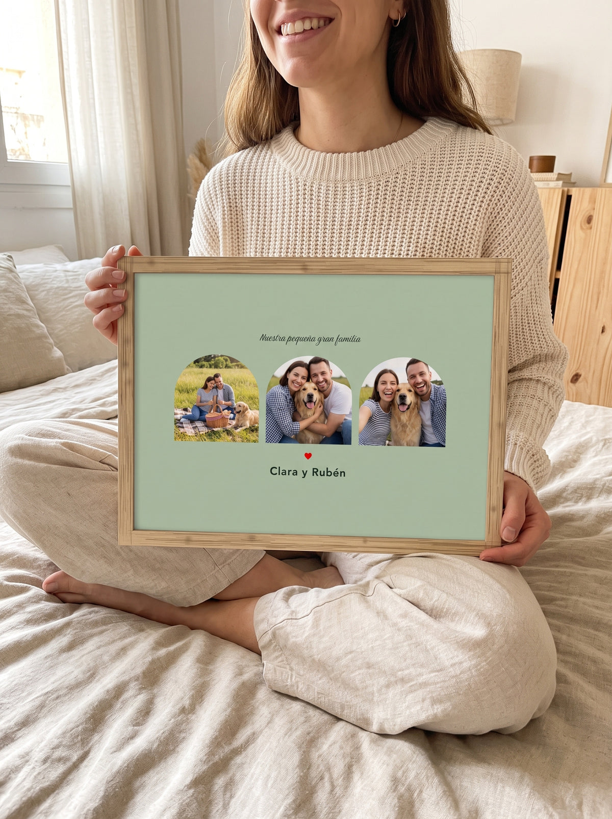 Cuadro pareja 3 fotos personalizado (Nuestra pequeña gran familia · Clara y Rubén) sostenido entre las manos, con marco de madera