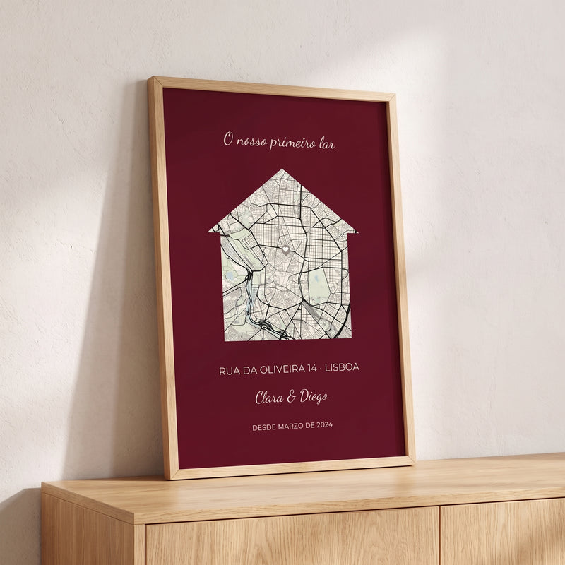 Quadro personalizado de vuestra primera casa, enmarcado y colgado en una pared clara