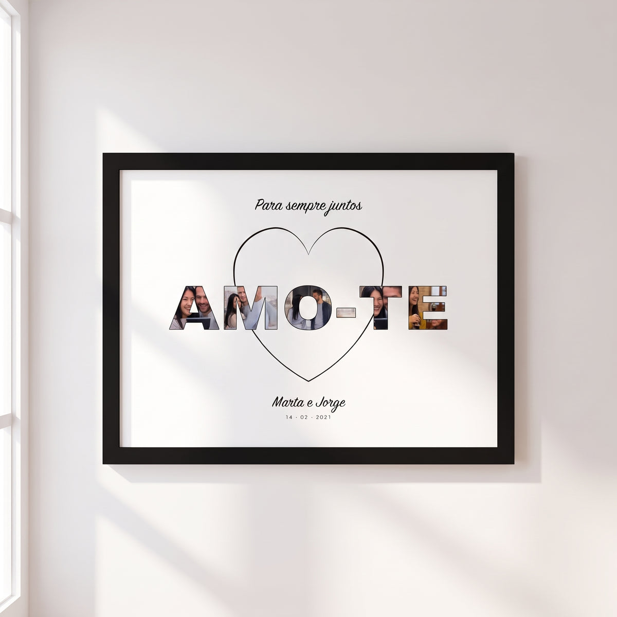 Cuadro TE AMO con cada letra rellena de una foto de la pareja, cruzando un corazón de línea fina, con la frase, los nombres y la fecha, con marco negro