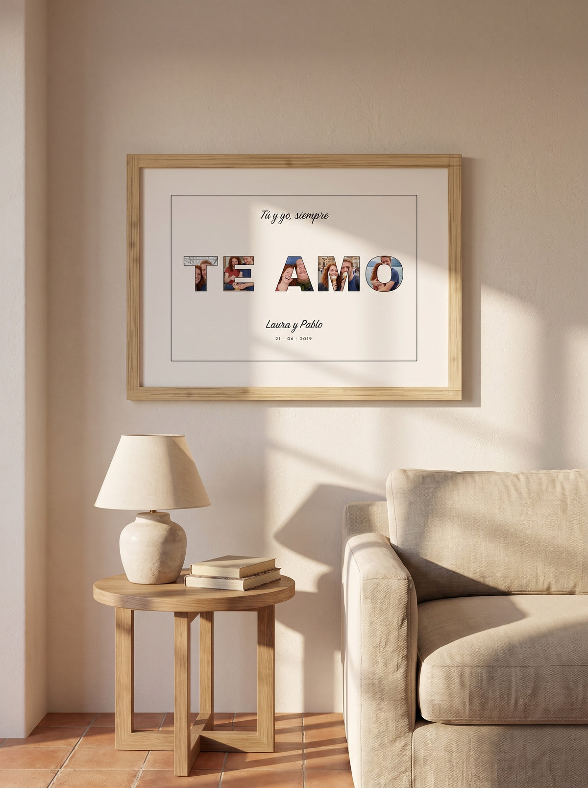 Cuadro TE AMO personalizado (Tú y yo, siempre · Laura y Pablo · 21 · 06 · 2019) colgado en un salón, con marco de madera