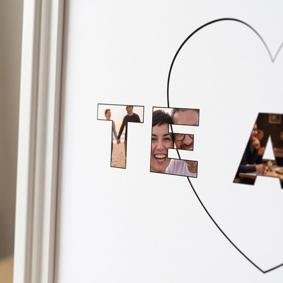 Detalle de las letras TE AMO rellenas de fotos de la pareja, en papel mate