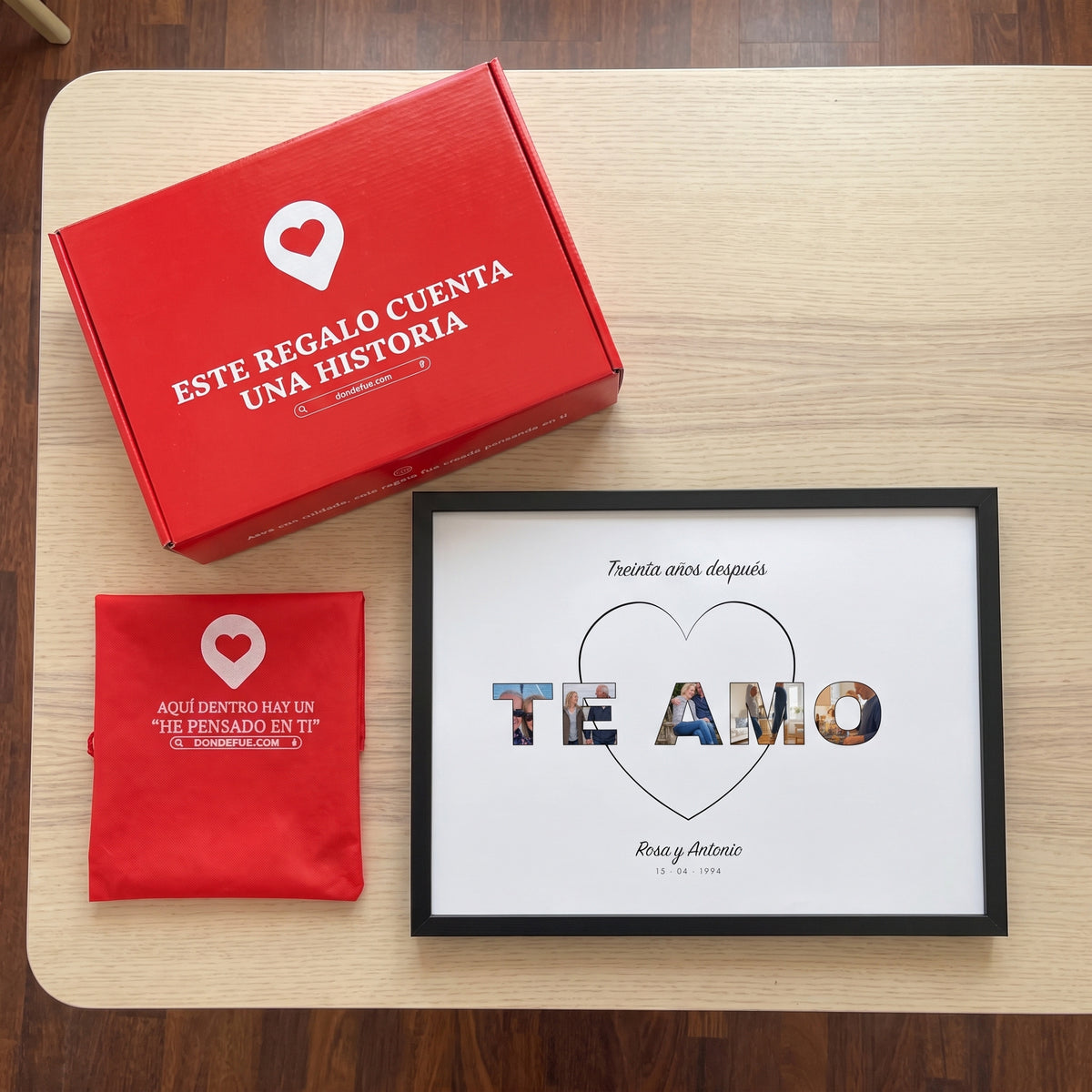 Cuadro TE AMO personalizado (Treinta años después · Rosa y Antonio · 15 · 04 · 1994) junto a la caja roja y la bolsa de tela roja en que se envía