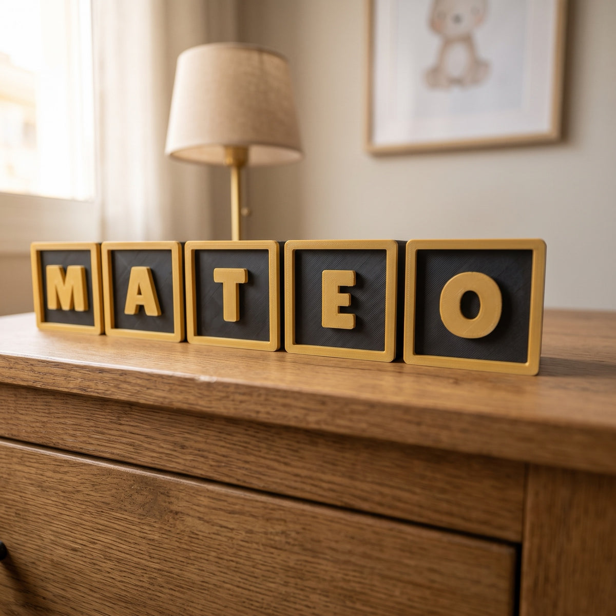 Cubos con letras 3D personalizados con nombre en una cómoda
