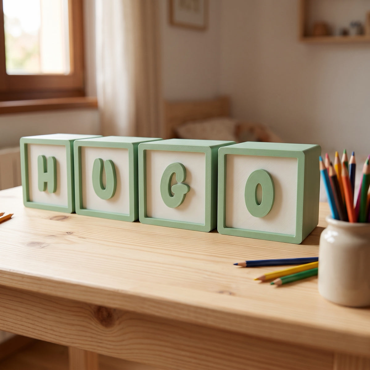 Cubos impresos en 3D con letras en relieve con el nombre del niño en su escritorio