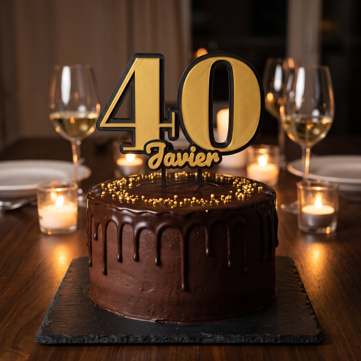 Cake topper 3D personalizado 40 Javier en negro y oro sobre una tarta de chocolate