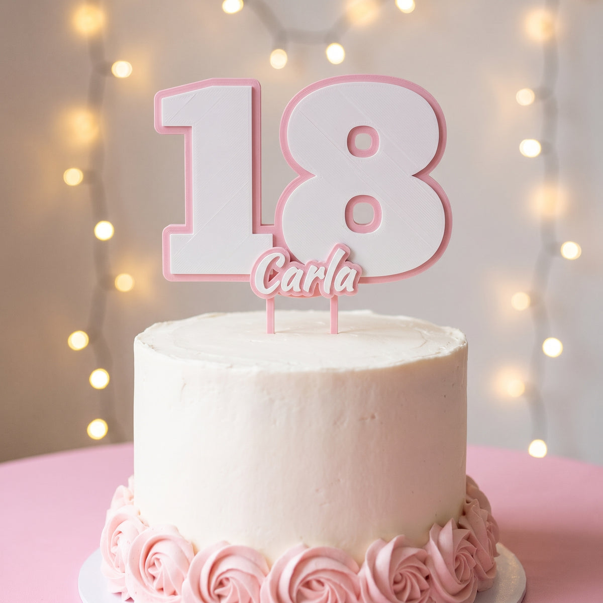 Cake topper 3D de 18 aniversário con el nombre Carla en rosa y blanco sobre una tarta blanca