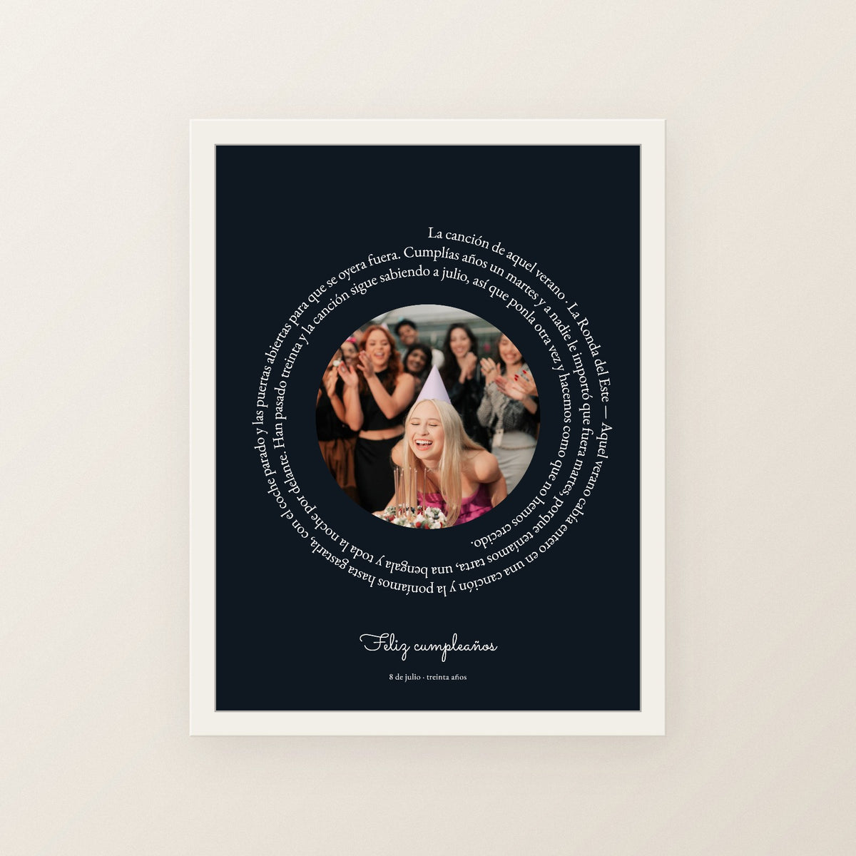 Cuadro canción personalizado cumpleaños con la letra en espiral alrededor de una foto