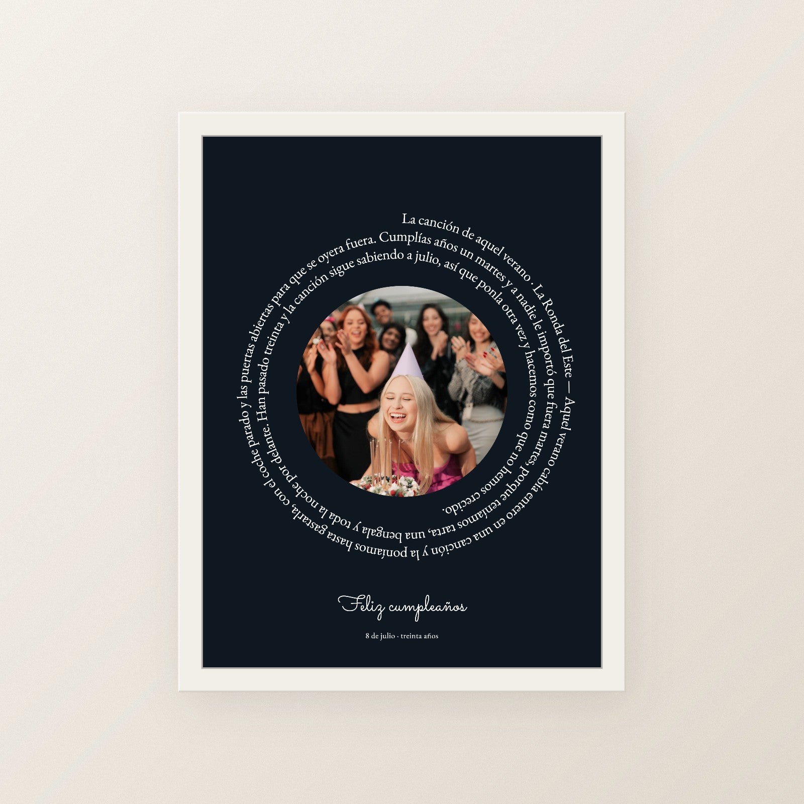 Cuadro canción personalizado cumpleaños con la letra en espiral alrededor de una foto