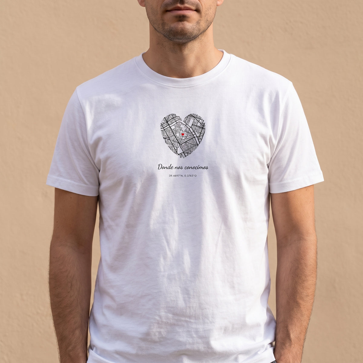 Hombre con la camiseta blanca personalizada con el mapa de Valencia y «Donde nos conocimos» estampado en el pecho