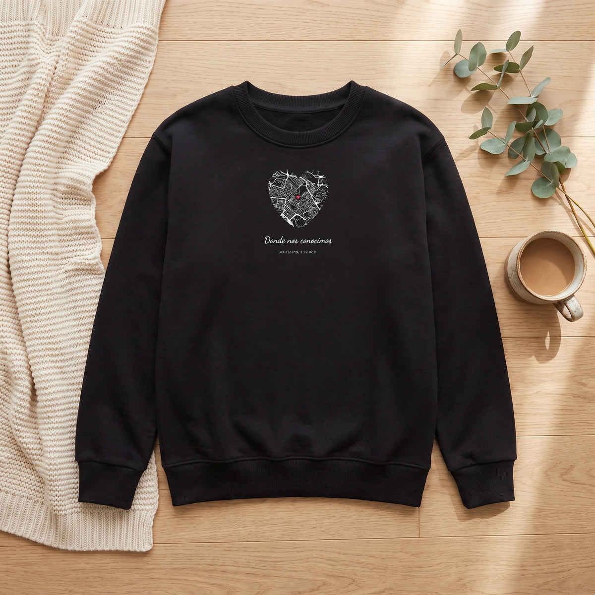 Sudadera negra personalizada con el mapa de Bilbao y «Donde nos conocimos», vista de plano