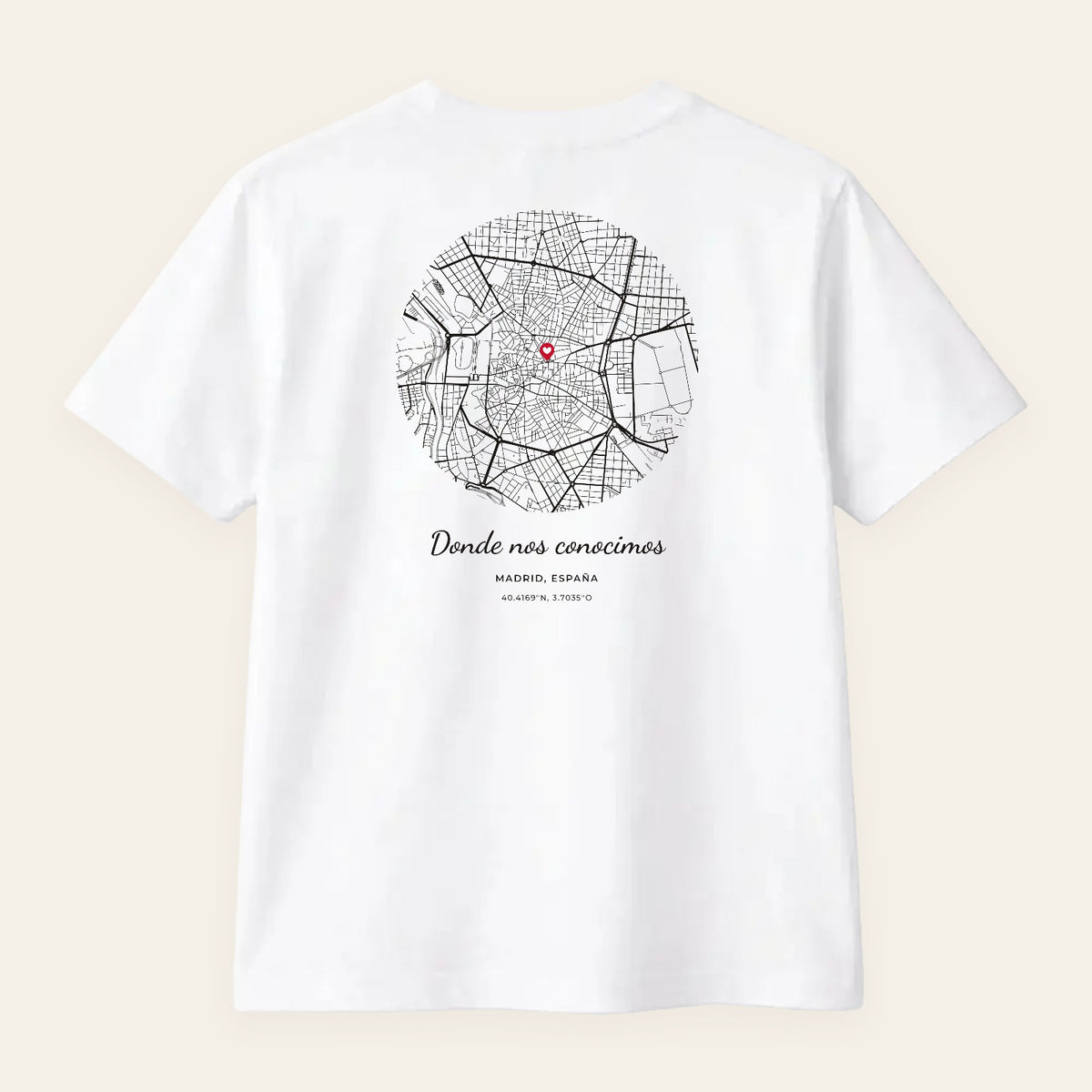 Camiseta blanca personalizada con el mapa de tu sitio y «Donde nos conocimos», estampado en la espalda