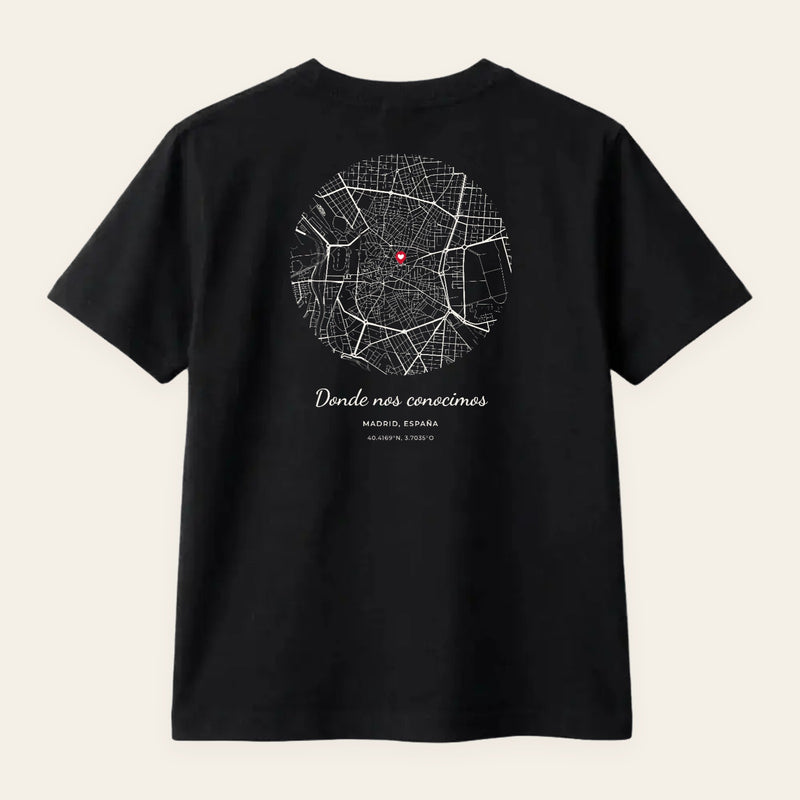 Camiseta negra personalizada con el mapa de tu sitio y «Donde nos conocimos», estampado en la espalda