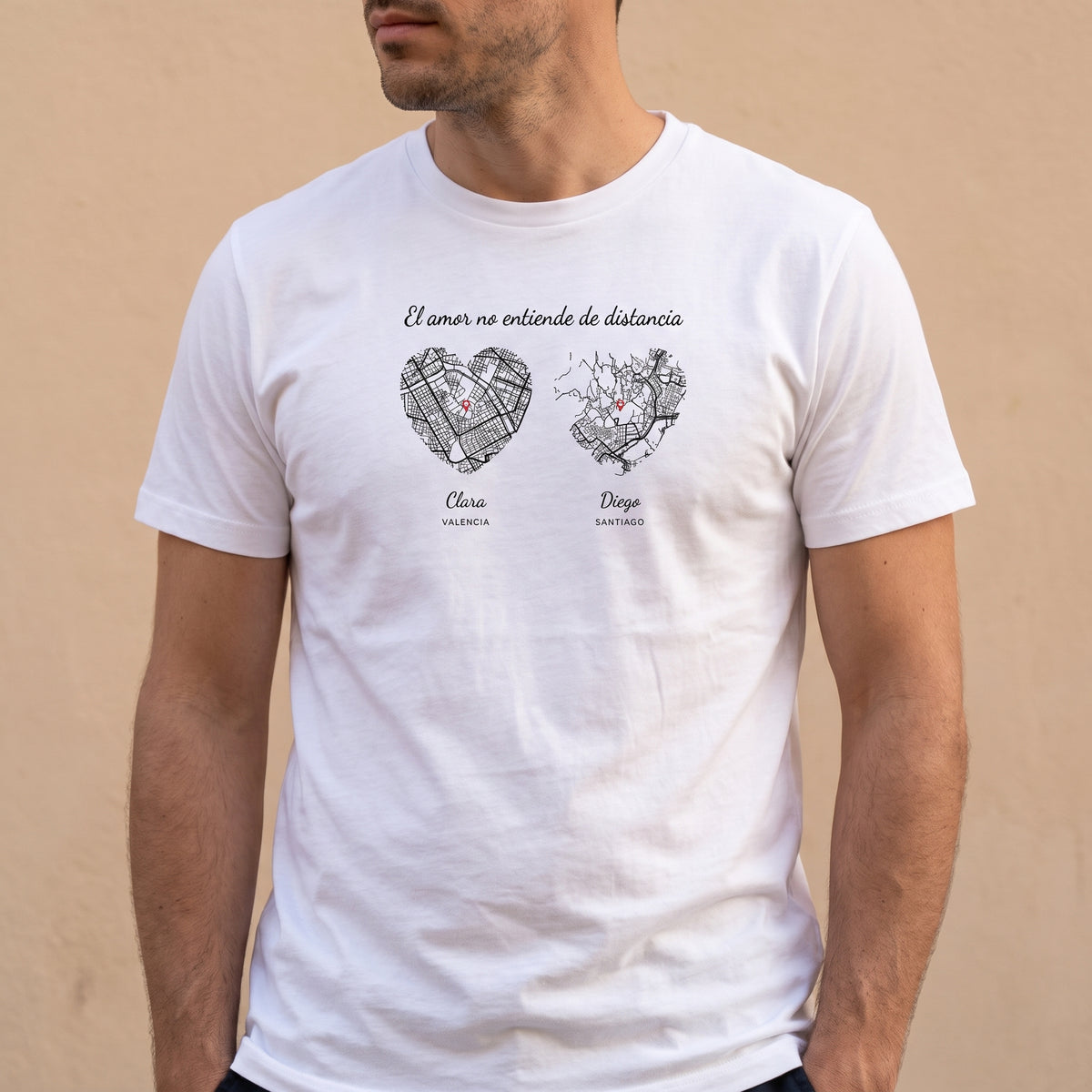 Hombre con la camiseta blanca personalizada con los mapas en corazón de Valencia y Santiago estampado en el pecho