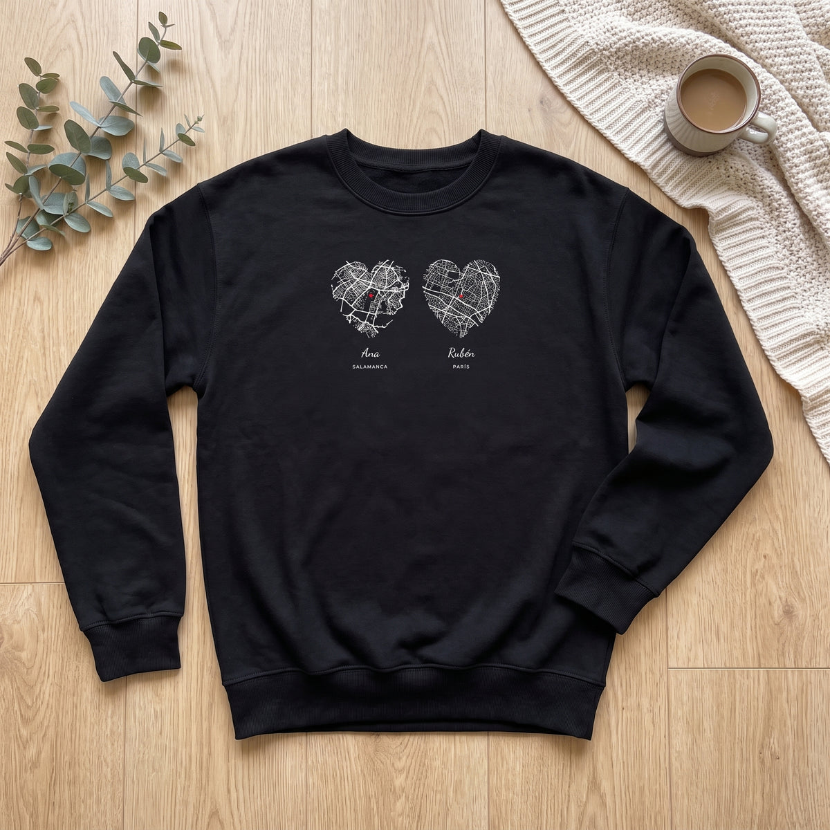 Sudadera negra personalizada con los mapas en corazón de Salamanca y París, vista de plano