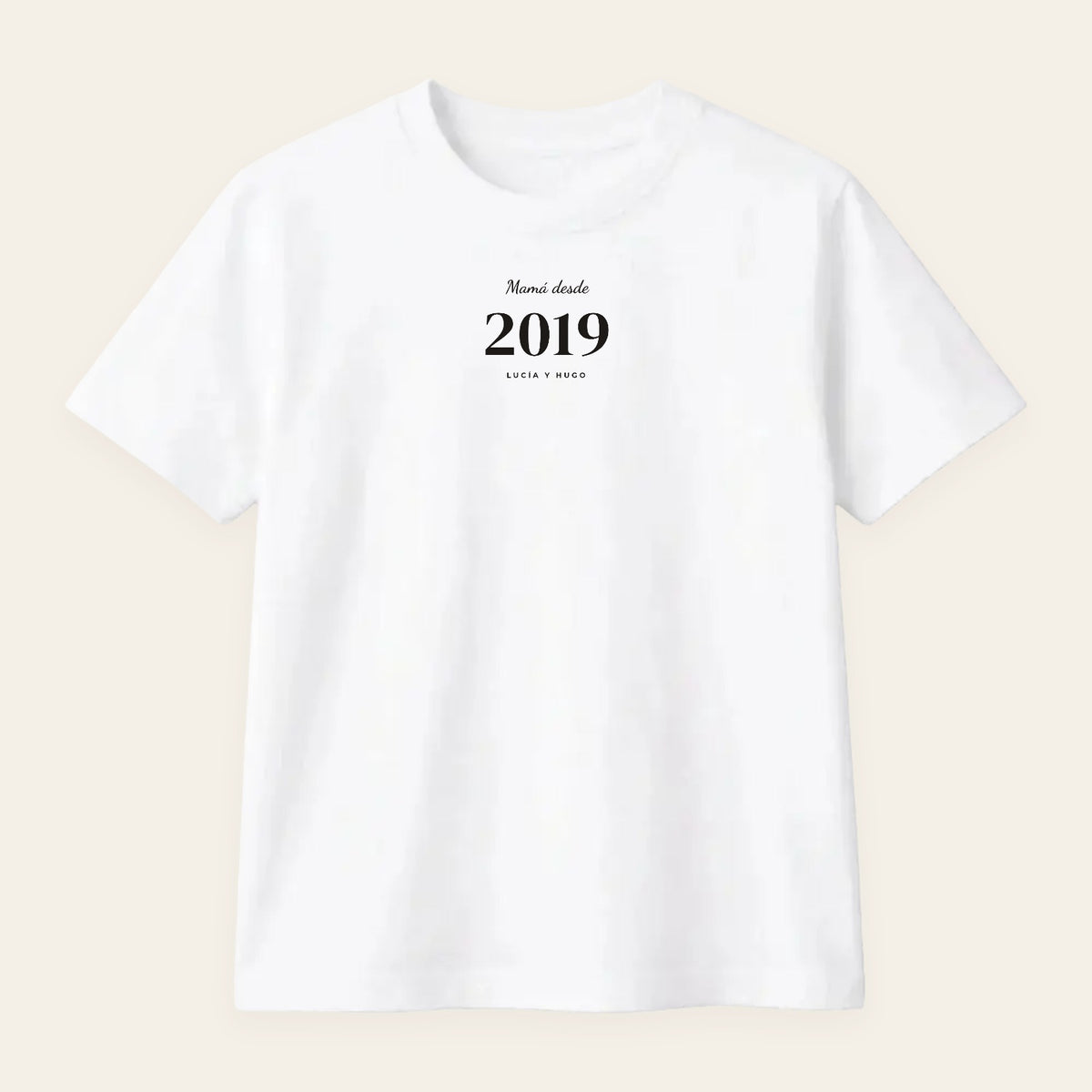 Camiseta blanca personalizada con «Mamá desde 2019» con los nombres Lucía y Hugo, estampado en el pecho