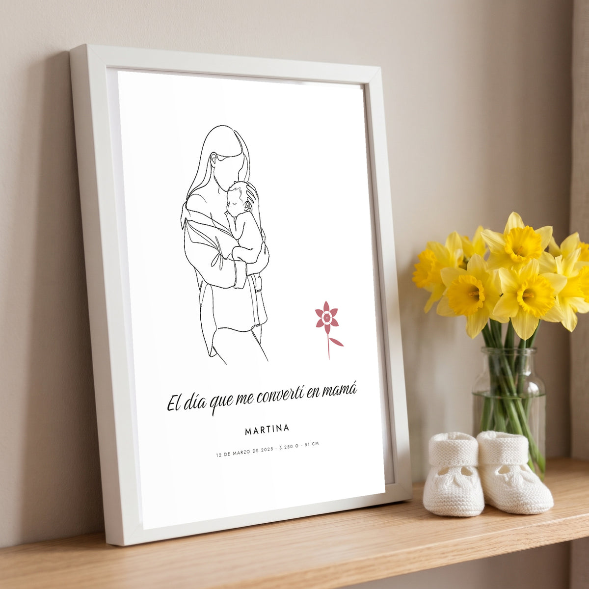 Detalle del cuadro mamá y bebé en arte lineal con flor del mes, nombre, fecha, peso y talla del bebé