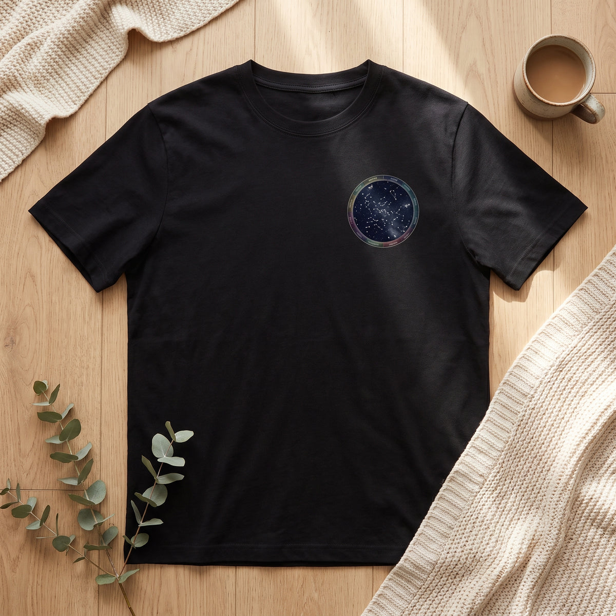 Camiseta negra personalizada con el mapa estelar del cielo de San Sebastián, vista de plano