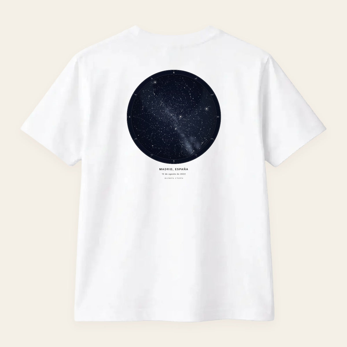 Camiseta blanca personalizada con el mapa estelar de vuestra noche, estampado en la espalda