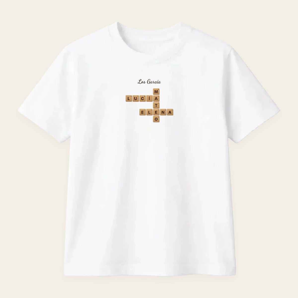 Camiseta blanca con los nombres de la familia en fichas de madera cruzadas y el apellido encima