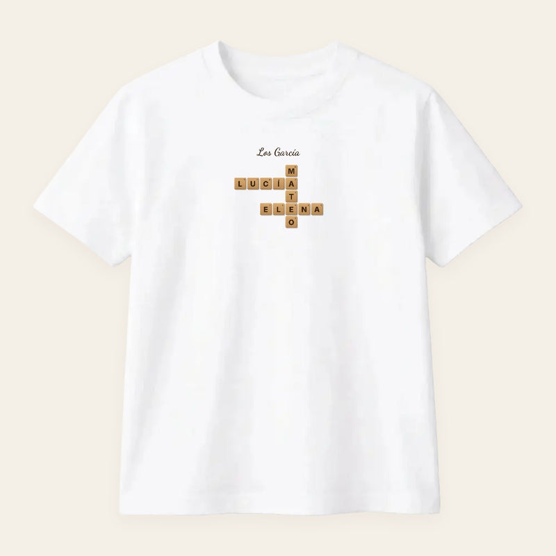 Camiseta blanca con los nombres de la familia en fichas de madera cruzadas y el apellido encima