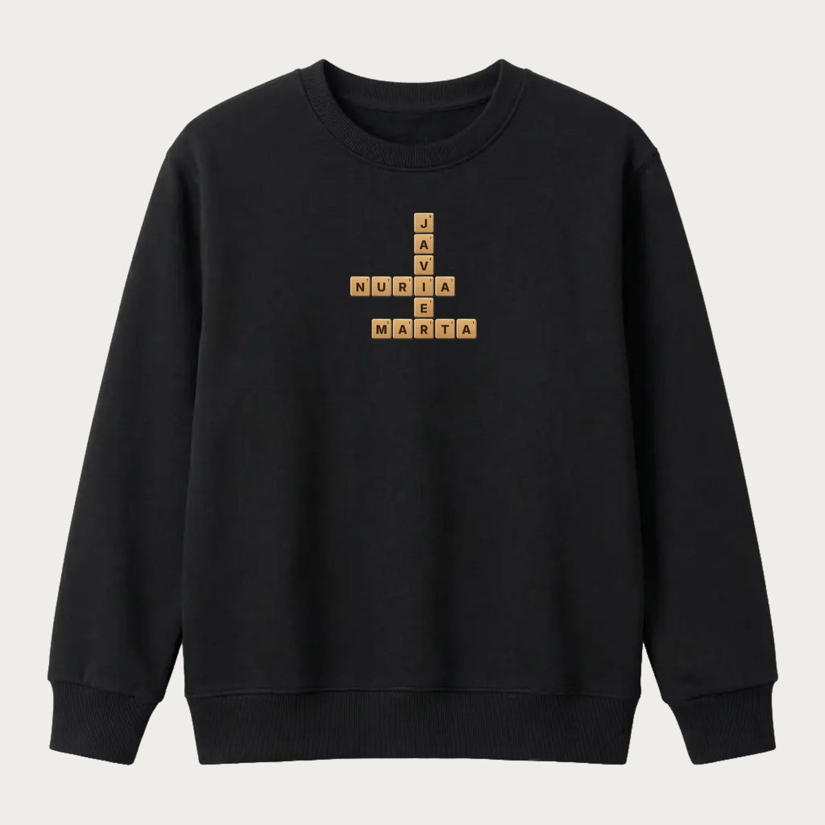 Sudadera negra con los nombres de la familia en fichas de madera cruzadas