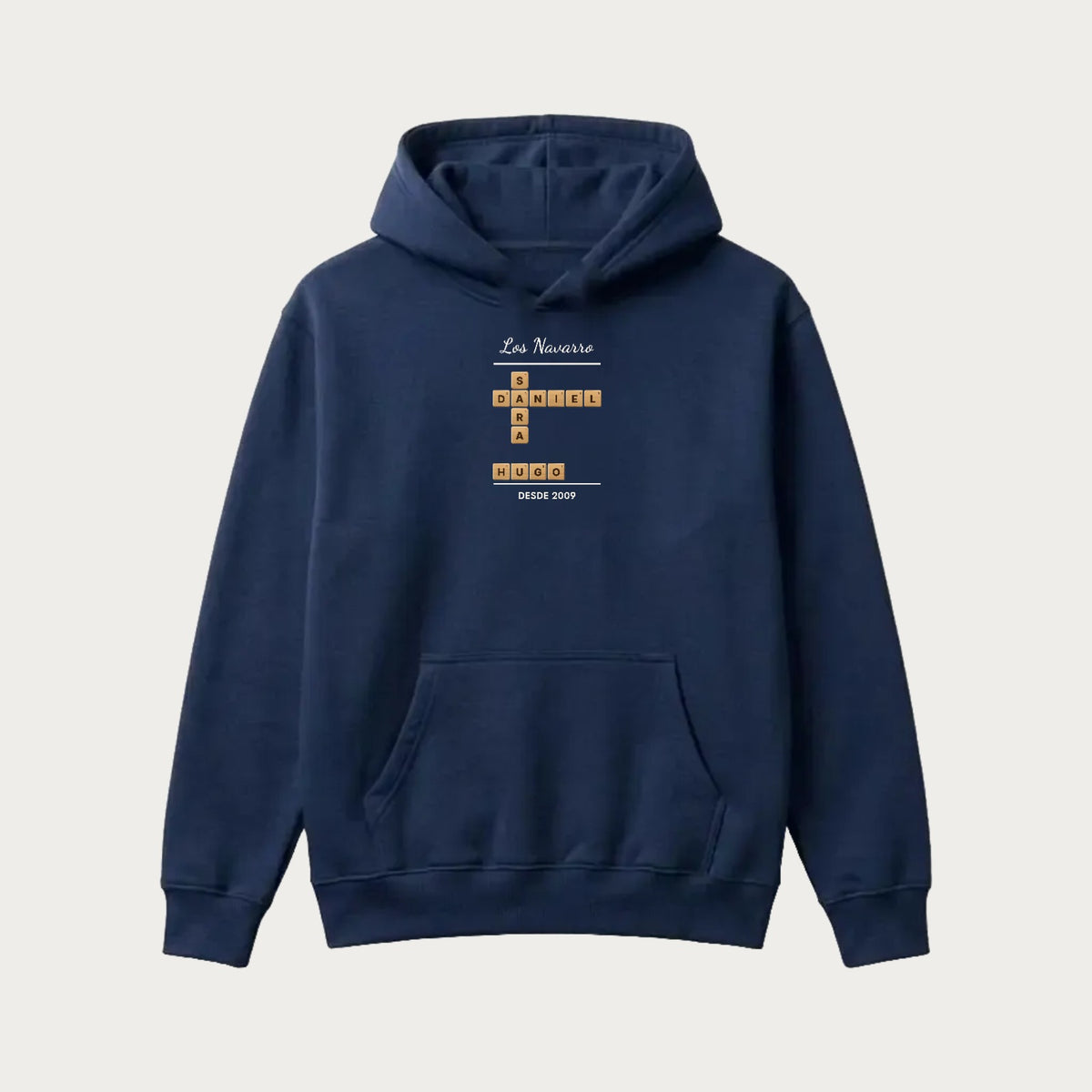 Sudadera con capucha azul marina con los nombres en fichas de madera, apellido y año