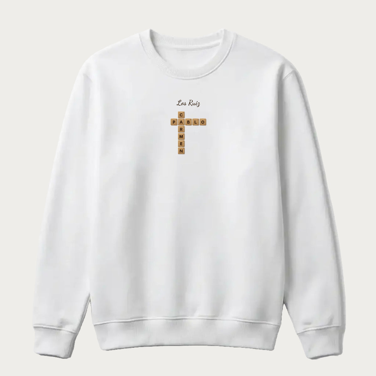 Sudadera blanca con dos nombres en fichas de madera cruzadas y el apellido encima