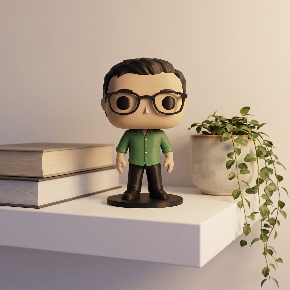 La figura en una estantería, entre libros y una planta